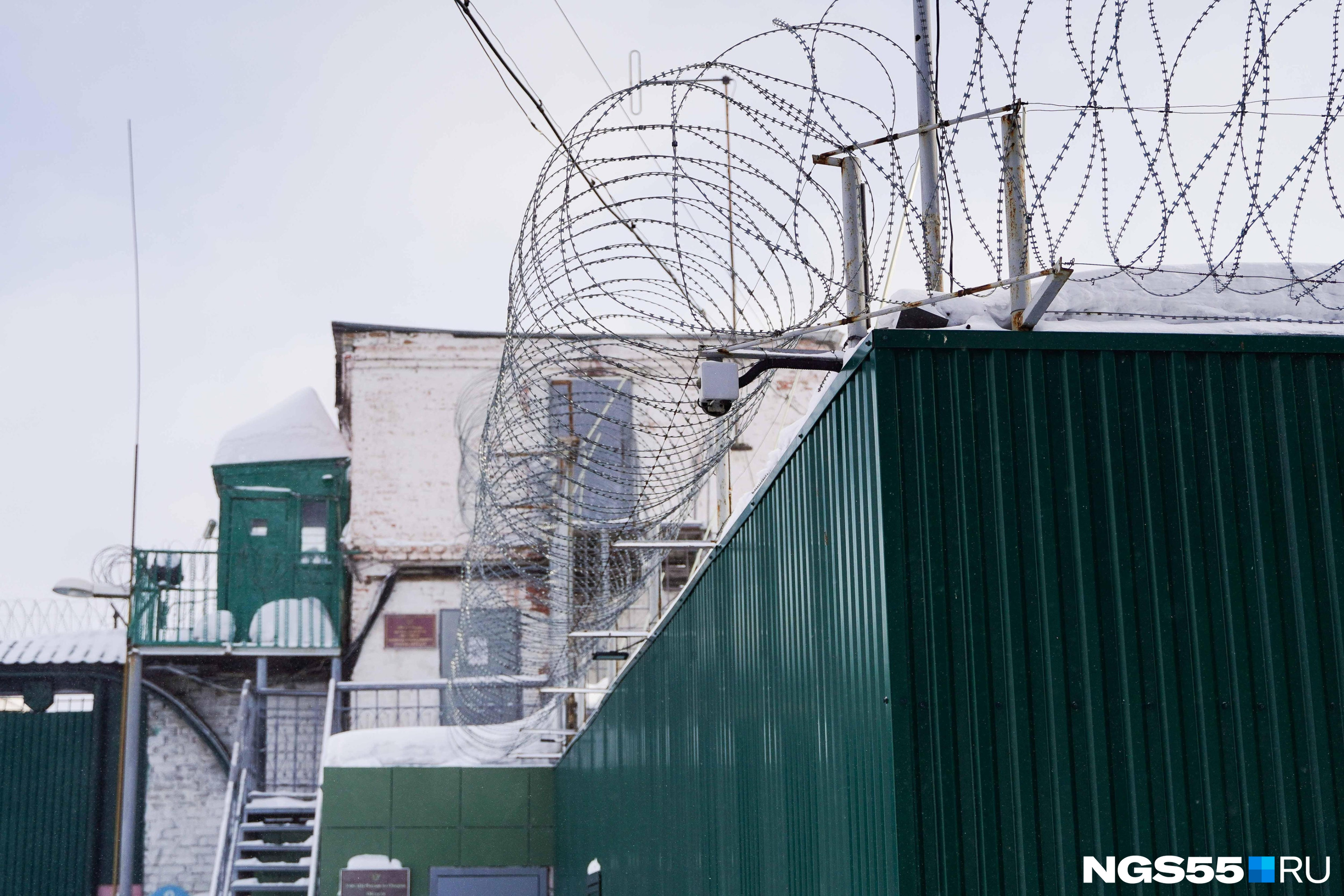 На Алтае заключенный зашил себе рот: он жаловался на условия в камере