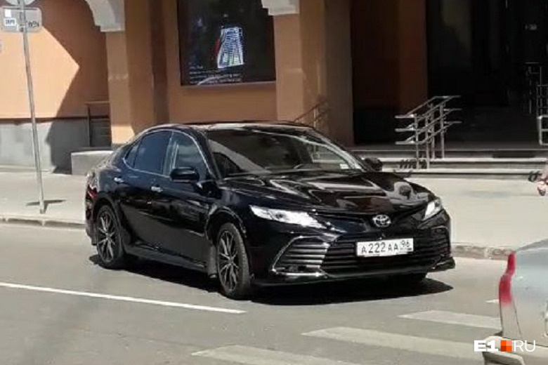 Машина высокопоставленного чиновника засветилась нарушением ПДД в центре Екатеринбурга
