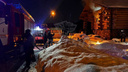Пожарные машины собрались у здания бань в Новосибирске