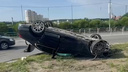 В Челябинске Mercedes-Benz перевернулся, налетев на тросовое ограждение