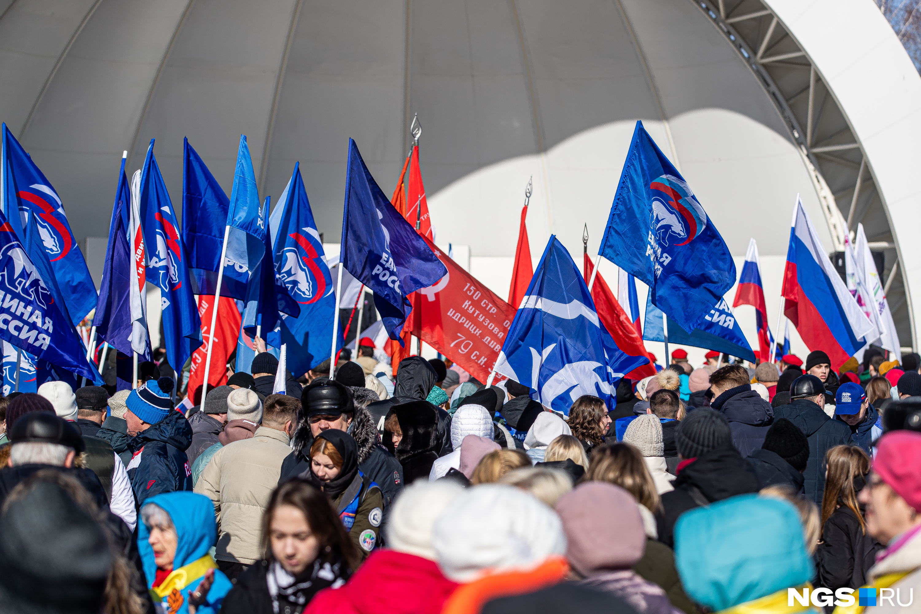 Больше тысячи новосибирцев собрались с флагами в Центральном парке Новосибирска — зачем они пришли