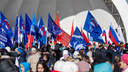 Больше тысячи новосибирцев собрались с флагами в Центральном парке Новосибирска — зачем они пришли