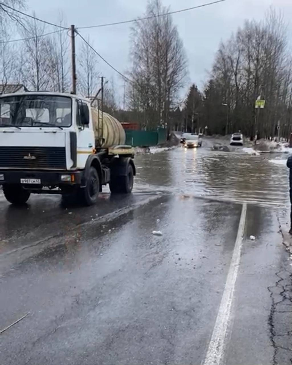 «Адский водоворот». Областные дорожники показали, как отбивают дороги у весенних рек