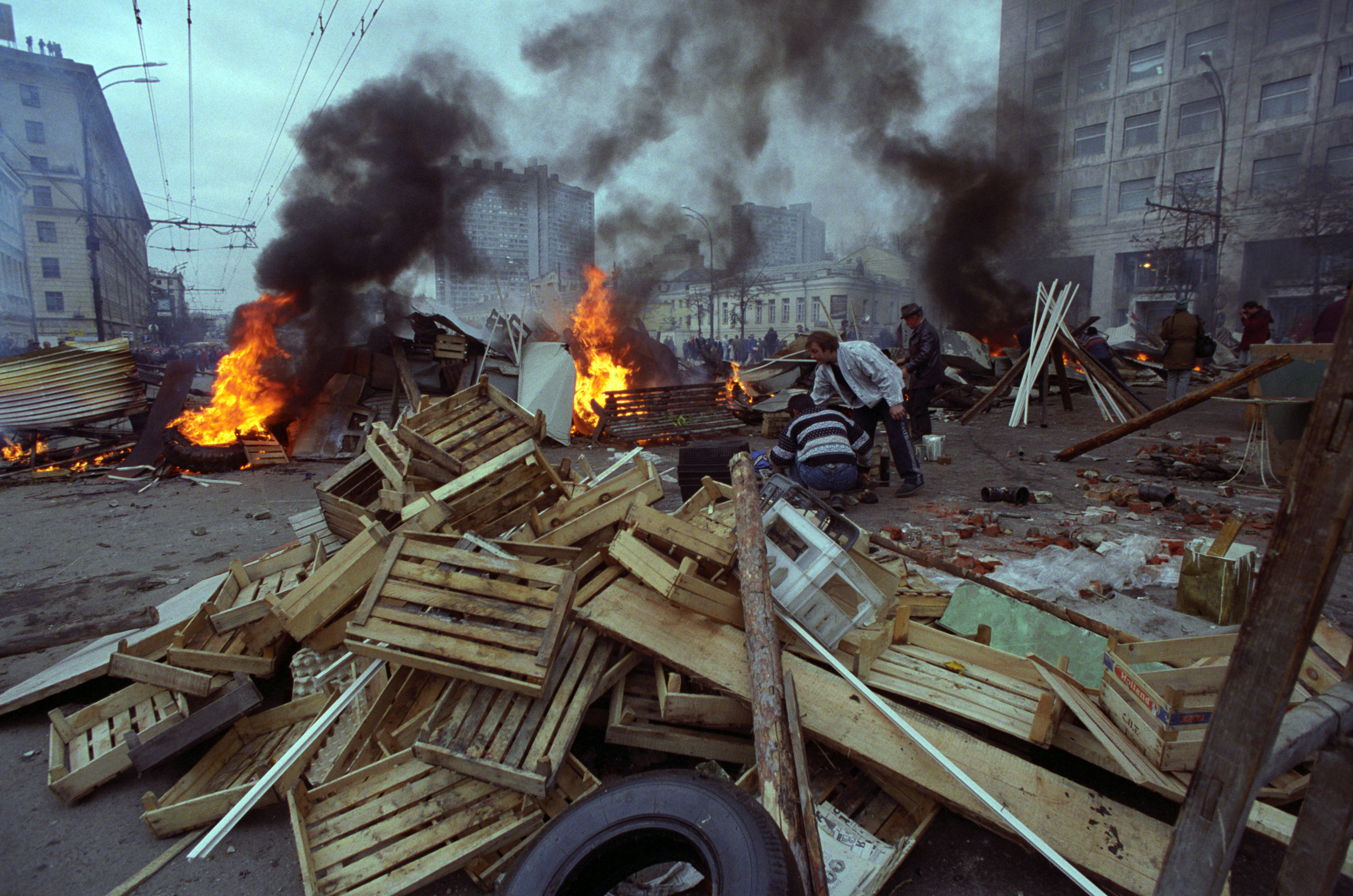 Какое событие произошло в октябре 1993 г. Баррикады в Москве 1993. Октябрьский путч 1993 года. Бунт в Москве 1993. Ельцинский путч 1993.