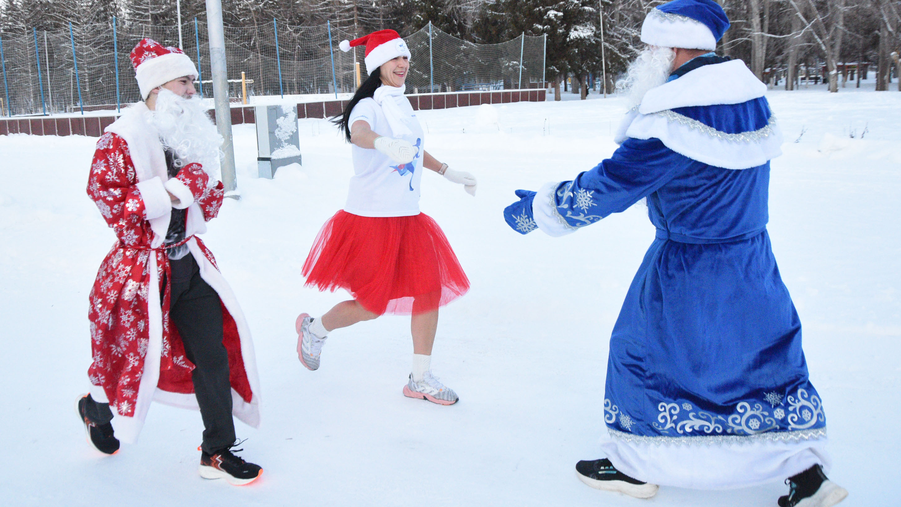 Деды Морозы и Снегурочки устроили пробежку в курганском парке