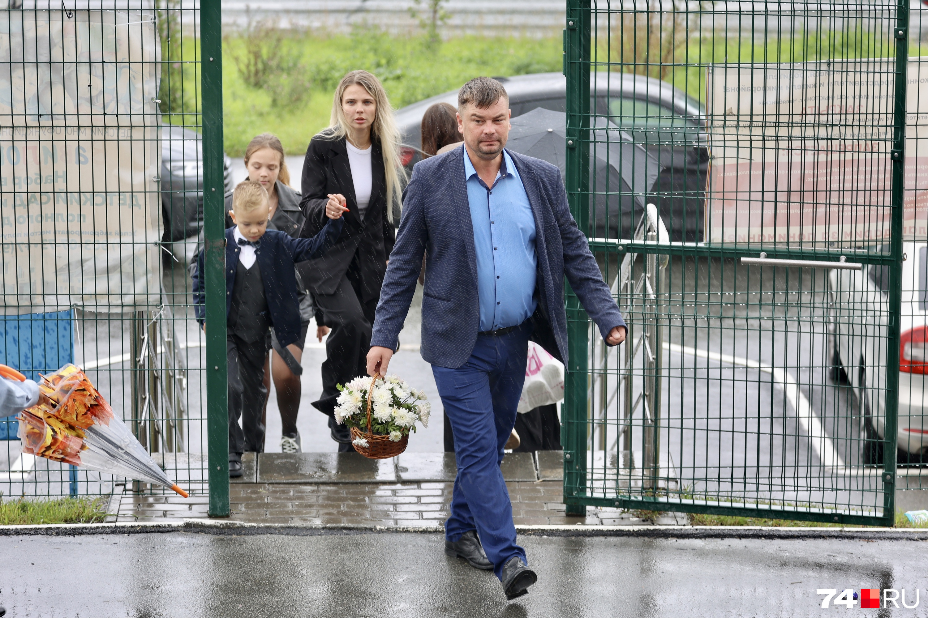 Родители сопровождают первоклассников