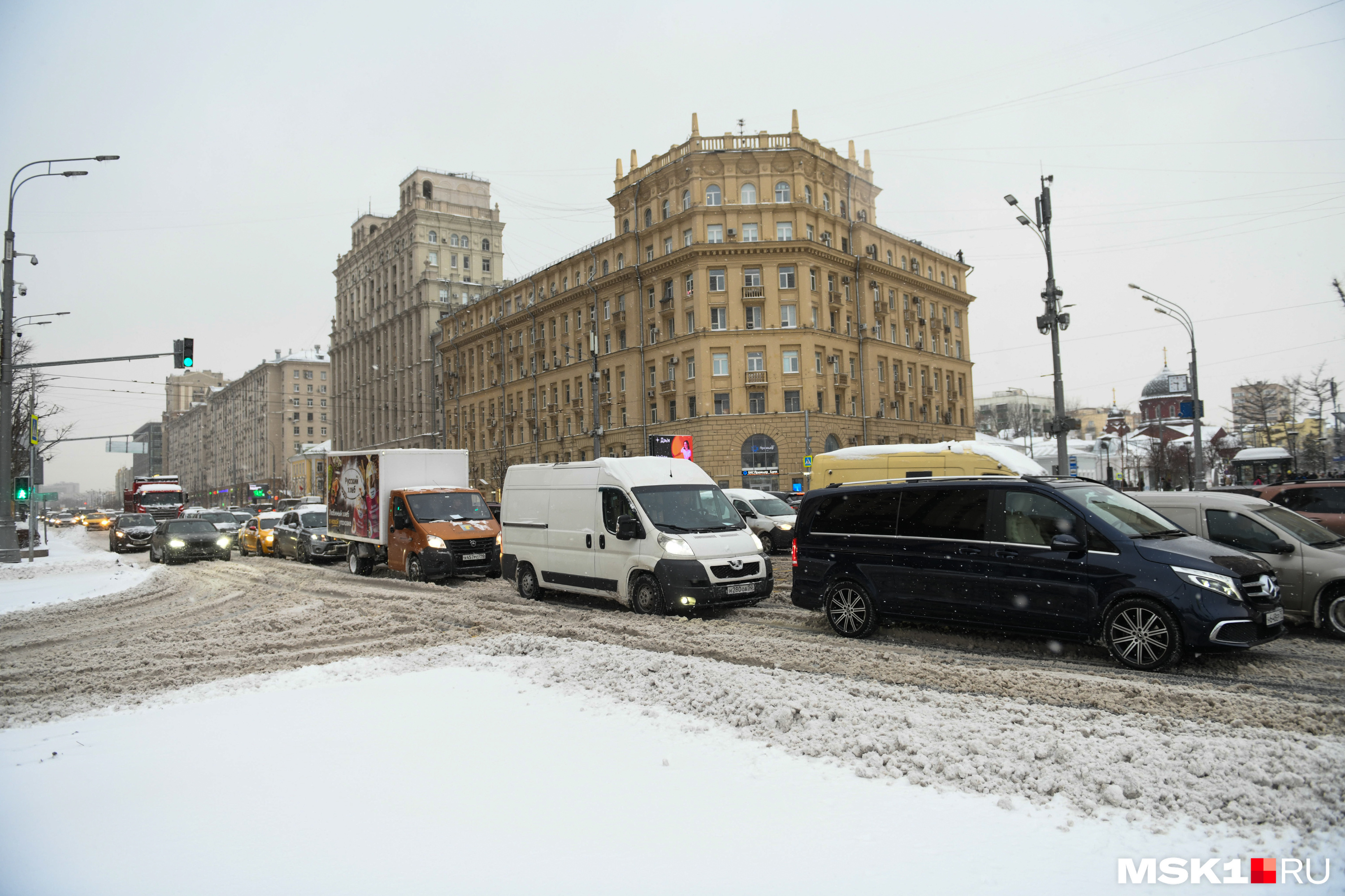 Полиция арестовывает человека. Полиция. Милиция в центре москвы. Почему так много полиции сегодня в москве. Полиция сызрань смотр.
