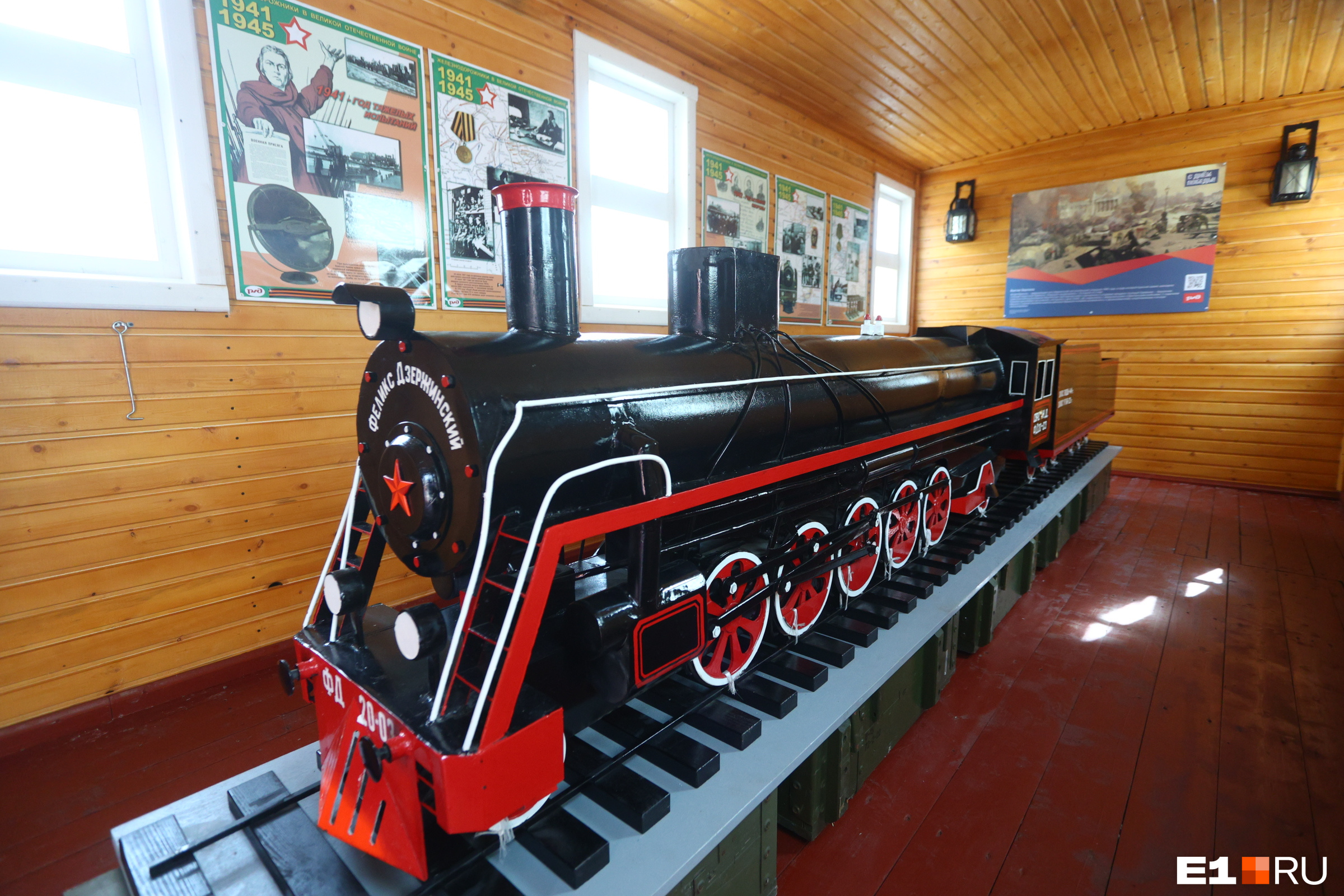 Один из вагонов посвящен истории железной дороги в годы войны, центральный ее экспонат — макет паровоза