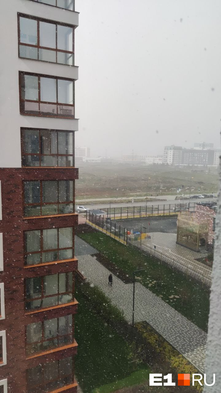 На Екатеринбург внезапно обрушился майский снег: видео