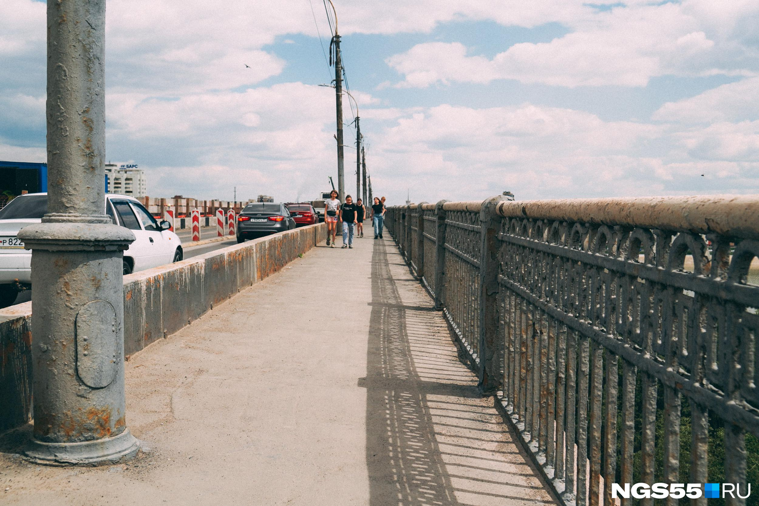 Куда пропали старые чугунные перила с Ленинградского моста? Рассказали в мэрии Омска