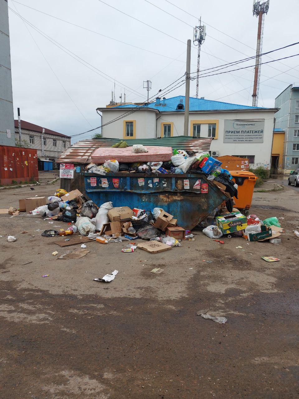 В кузов отправляется и крупногабаритный мусор