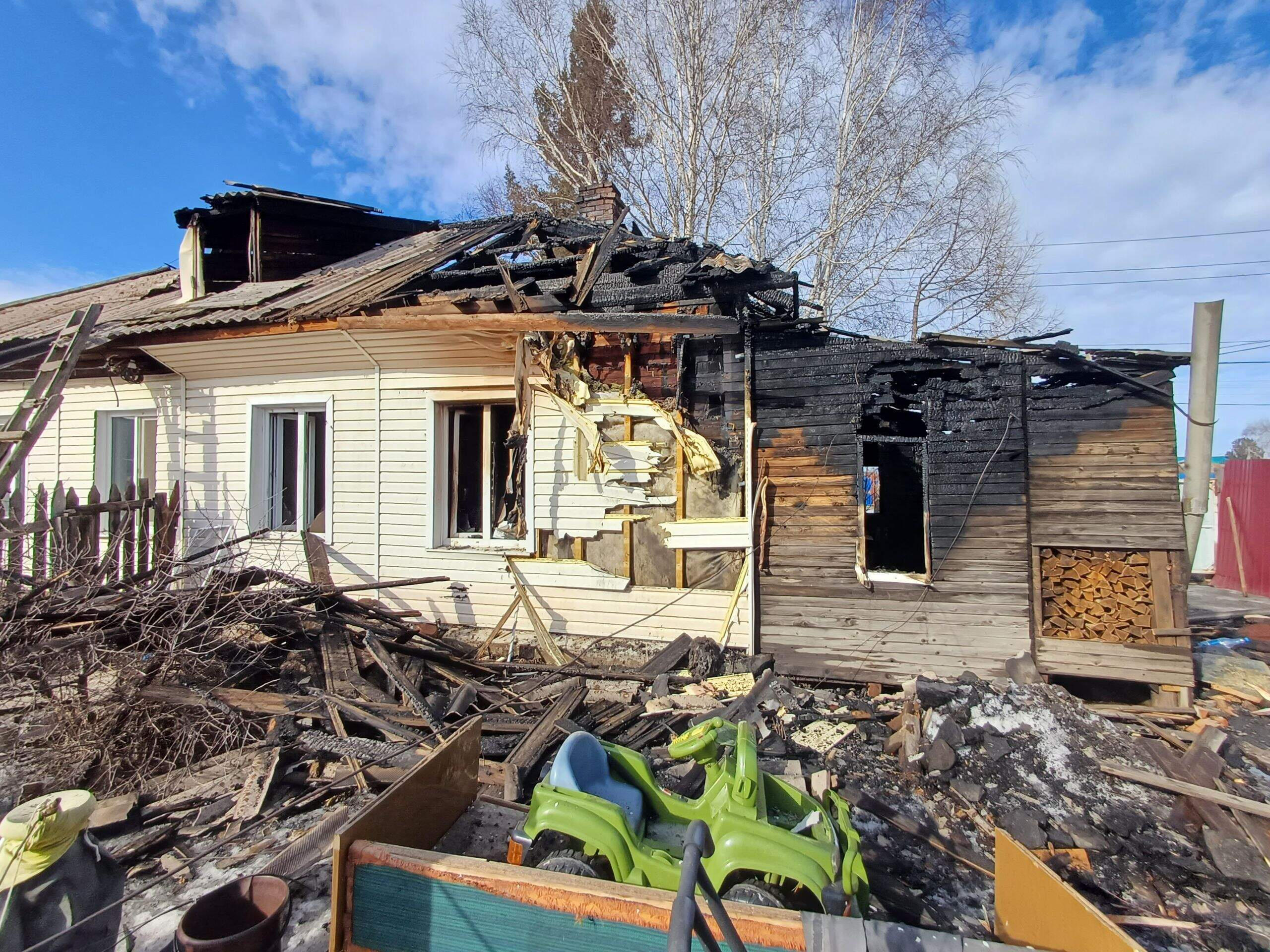 Двухгодовалый ребенок погиб при пожаре в Кузбассе: мать не могла войти в дом из-за пламени