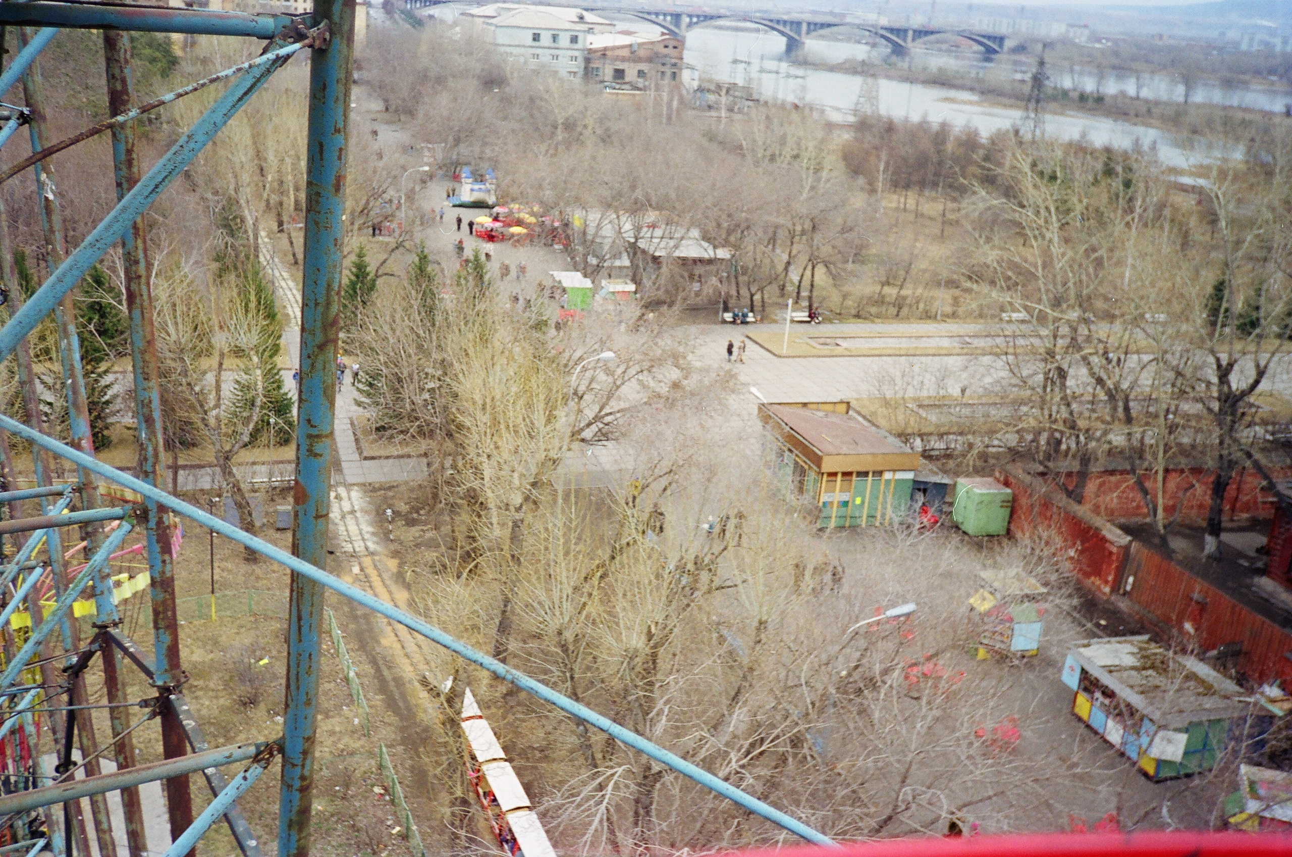1997 год. Вид с колеса обозрения на Парк Горького и набережную Енисея