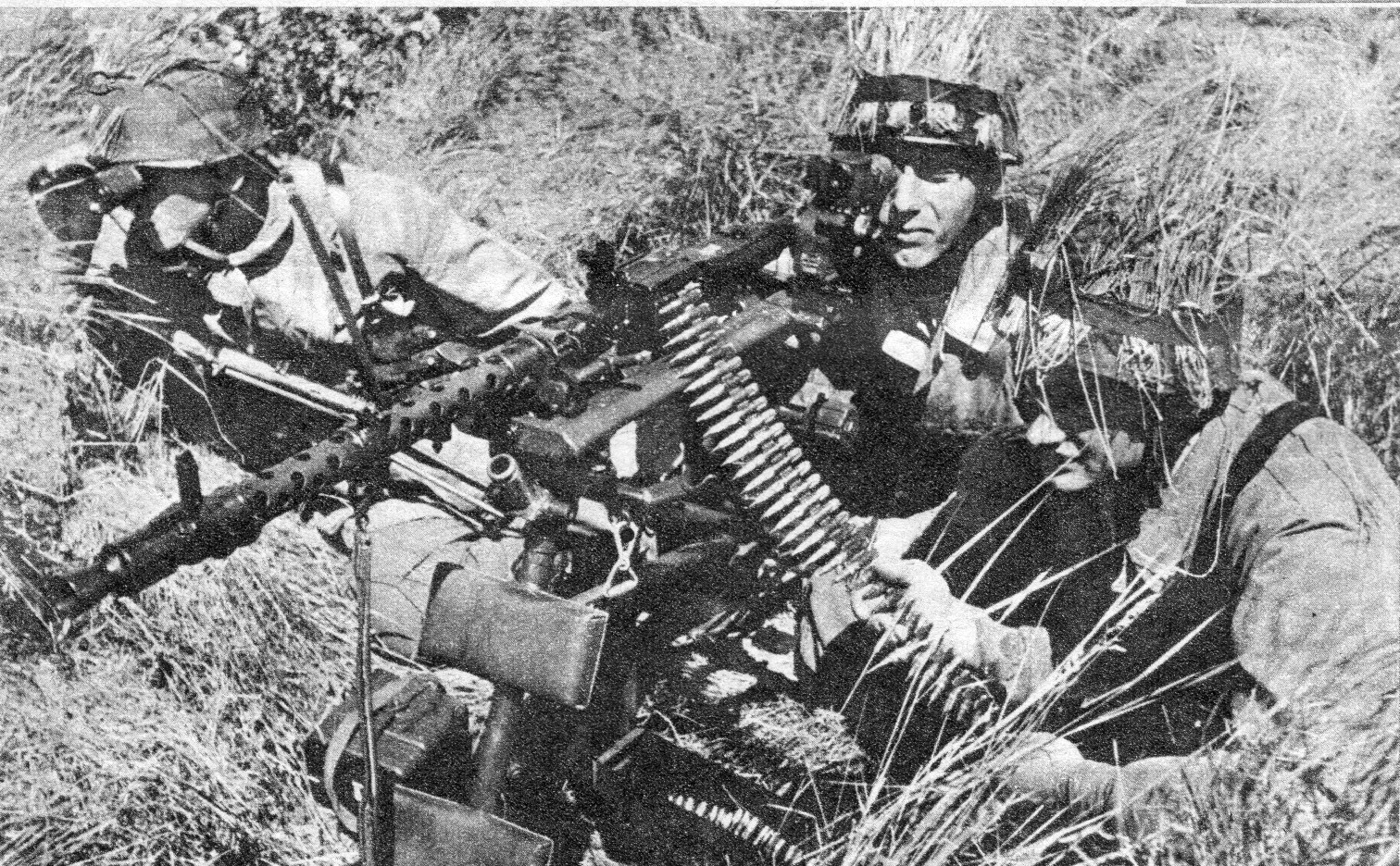 Рота уже залегла. Пулемет вермахта мг-34. Пулемет вермахта мг 42. Немецкий пулемётчик с MG-34. MG-34 немецкий солдат.