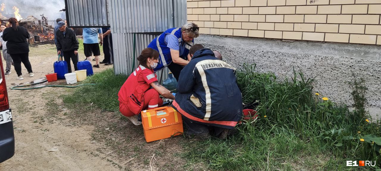 Врачи оказали помощь пожарному Врачи оказали помощь пожарному
