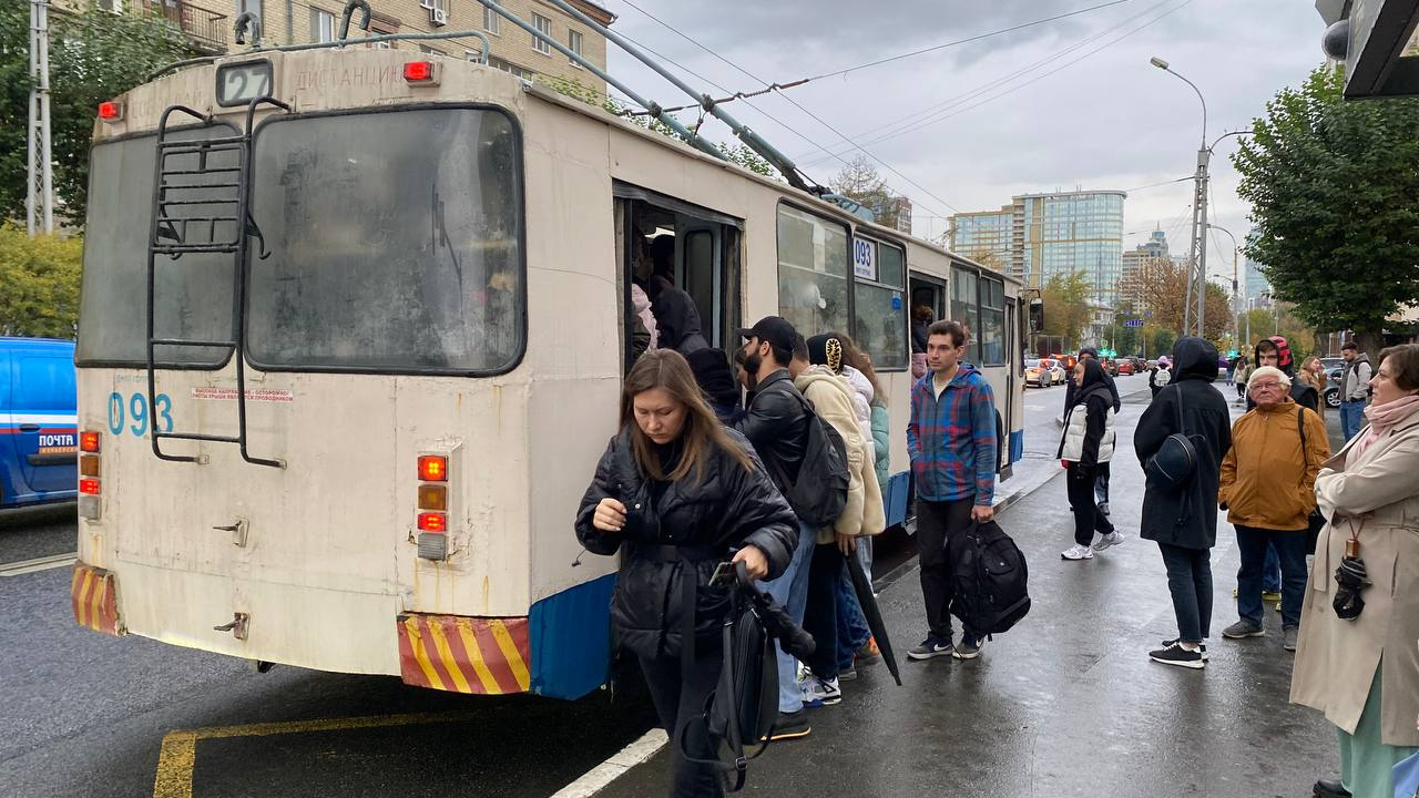«Почему мы должны драться за место в троллейбусе?» Три проблемы общественного транспорта в Екатеринбурге