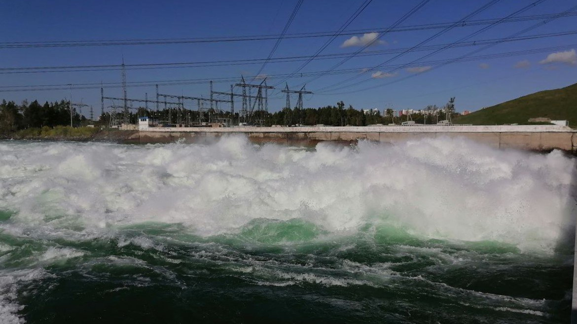 Иркутская ГЭС фото сбросы воды. Ангара до ГЭС. Количество ГЭС В Иркутской области. Иркутская ГЭС сброс воды зимой фото.
