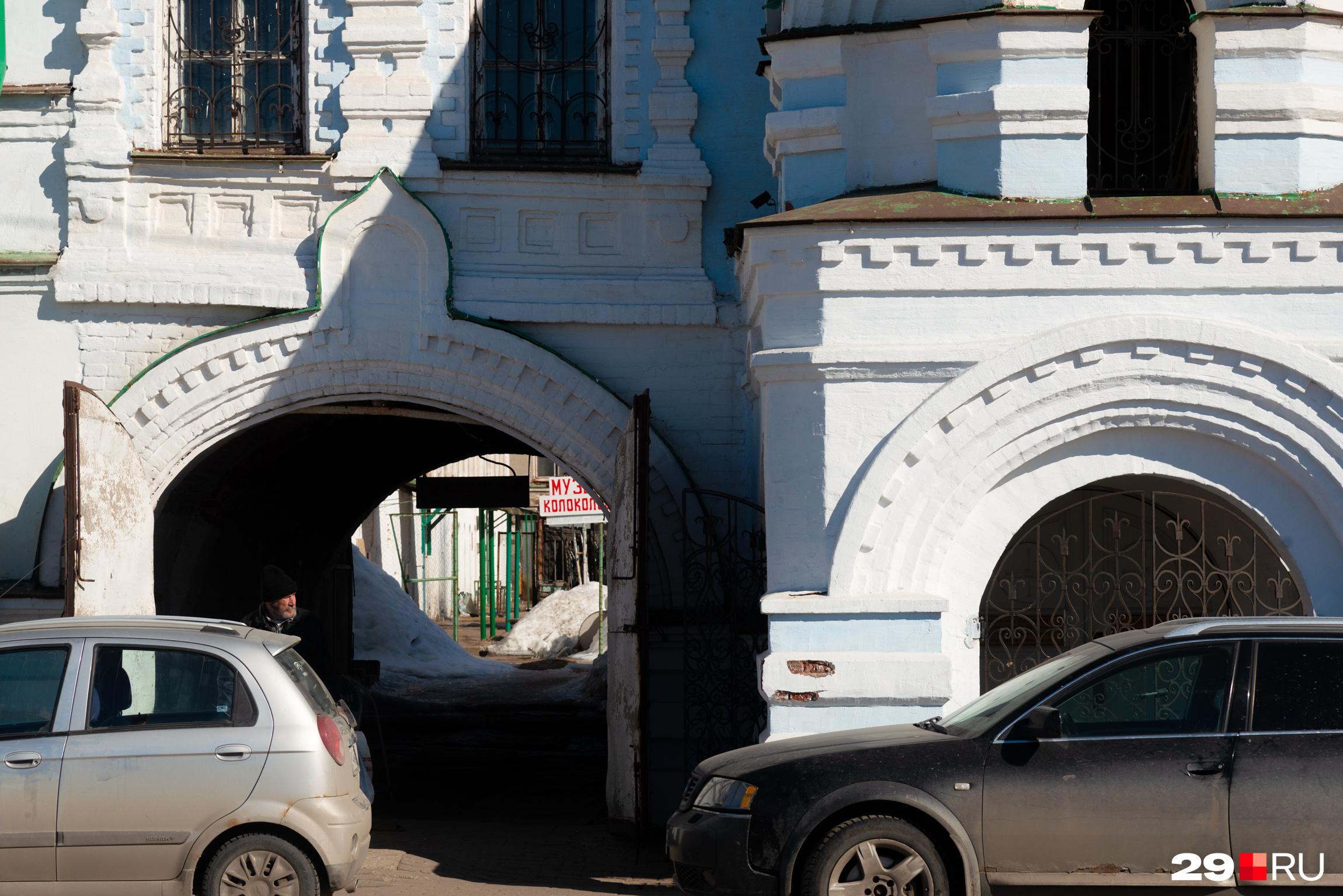 Теперь зайдем в арку и посмотрим, что внутри Теперь зайдем в арку и посмотрим, что внутри
