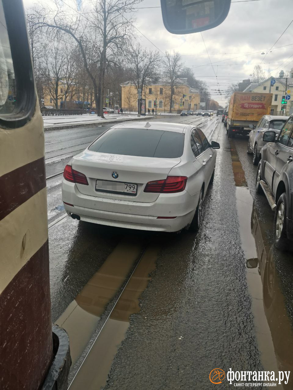 Фото: Брошенный на путях BMW остановил трамваи на проспекте Энгельса в  Петербурге - 4 апреля 2024 - ФОНТАНКА.ру