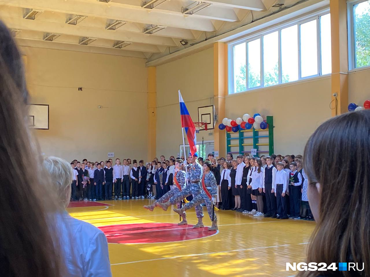 На праздновании Дня знаний ученики школы <nobr class="_">№ 86</nobr> пронесли по спортзалу флаг России