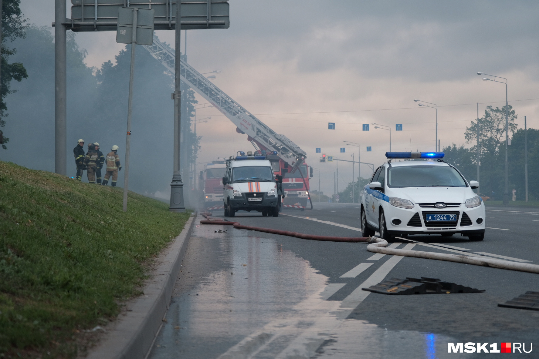 ЧП в Москве: густым черным дымом заволокло Чертаново, загорелась  автомастерская на территории дочерней компании «Росатома», фото и видео с  места происшествия - 10 июля 2023 - МСК1.ру