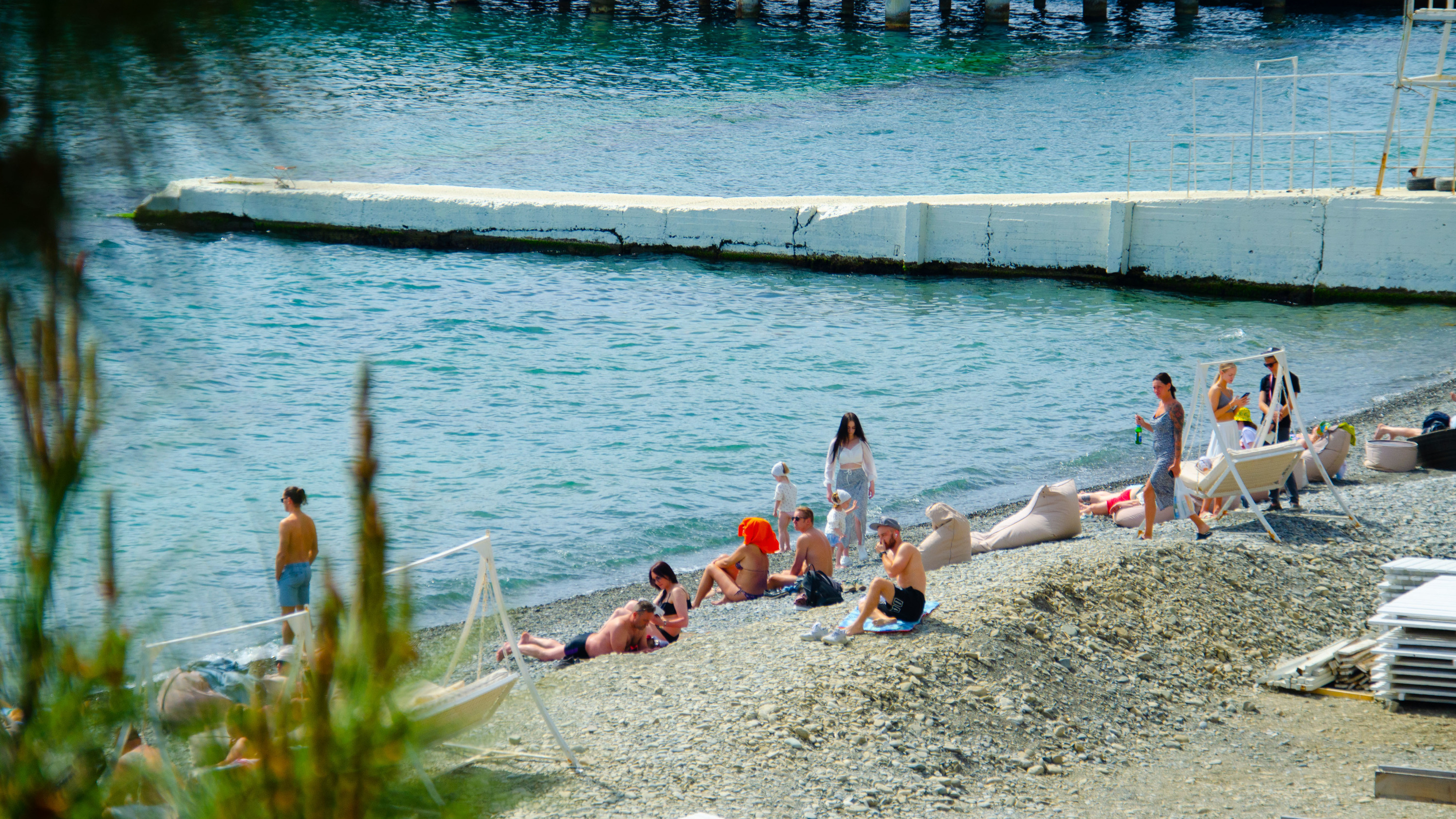 А у нас тут лето в апреле: фоторепортаж с пляжей Сочи, где уже открывают купальный сезон