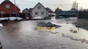 Из дома не выйти: в поселке Верх-Тула паводком затопило улицы и дома — видео
