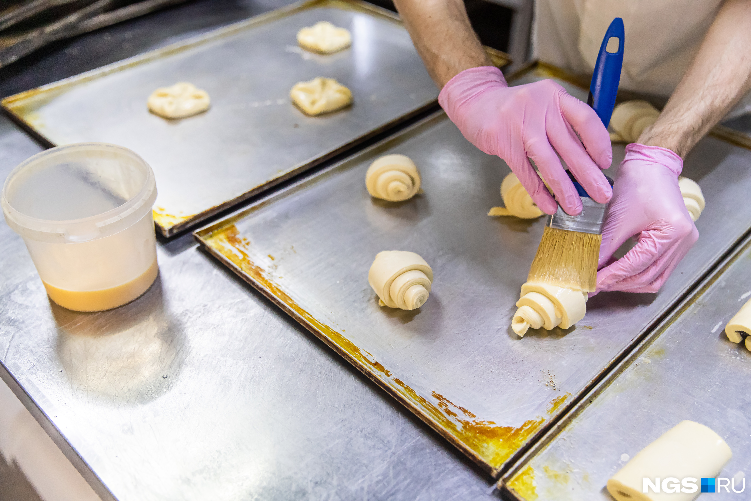 К выпечке в пекарне прикасаются только в перчатках, трогать ее руками строго запрещено