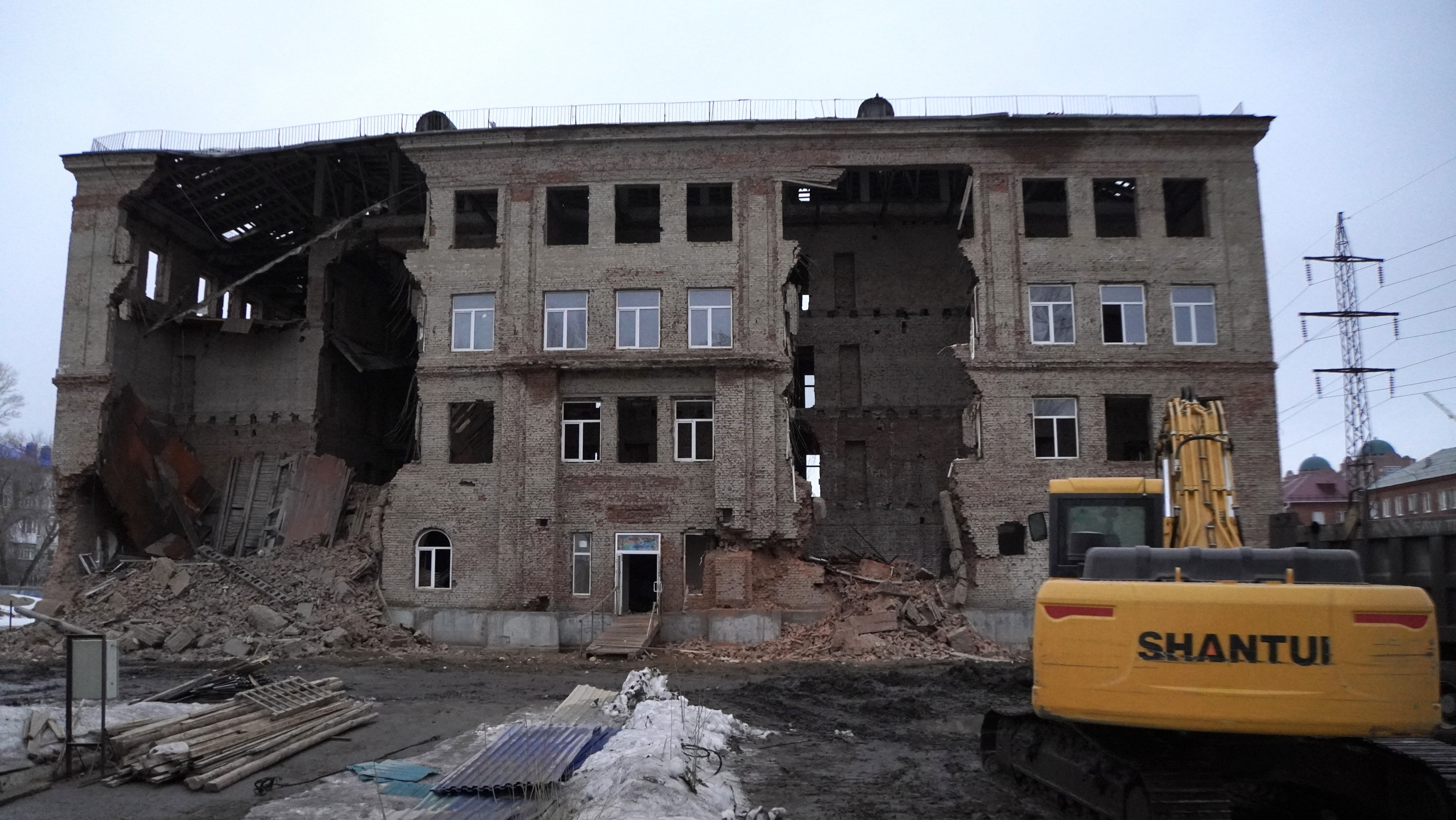 «Школа дряхлая»: в омской мэрии рассказали, зачем обрушили стену здания гимназии <nobr class="_">№ 88</nobr>