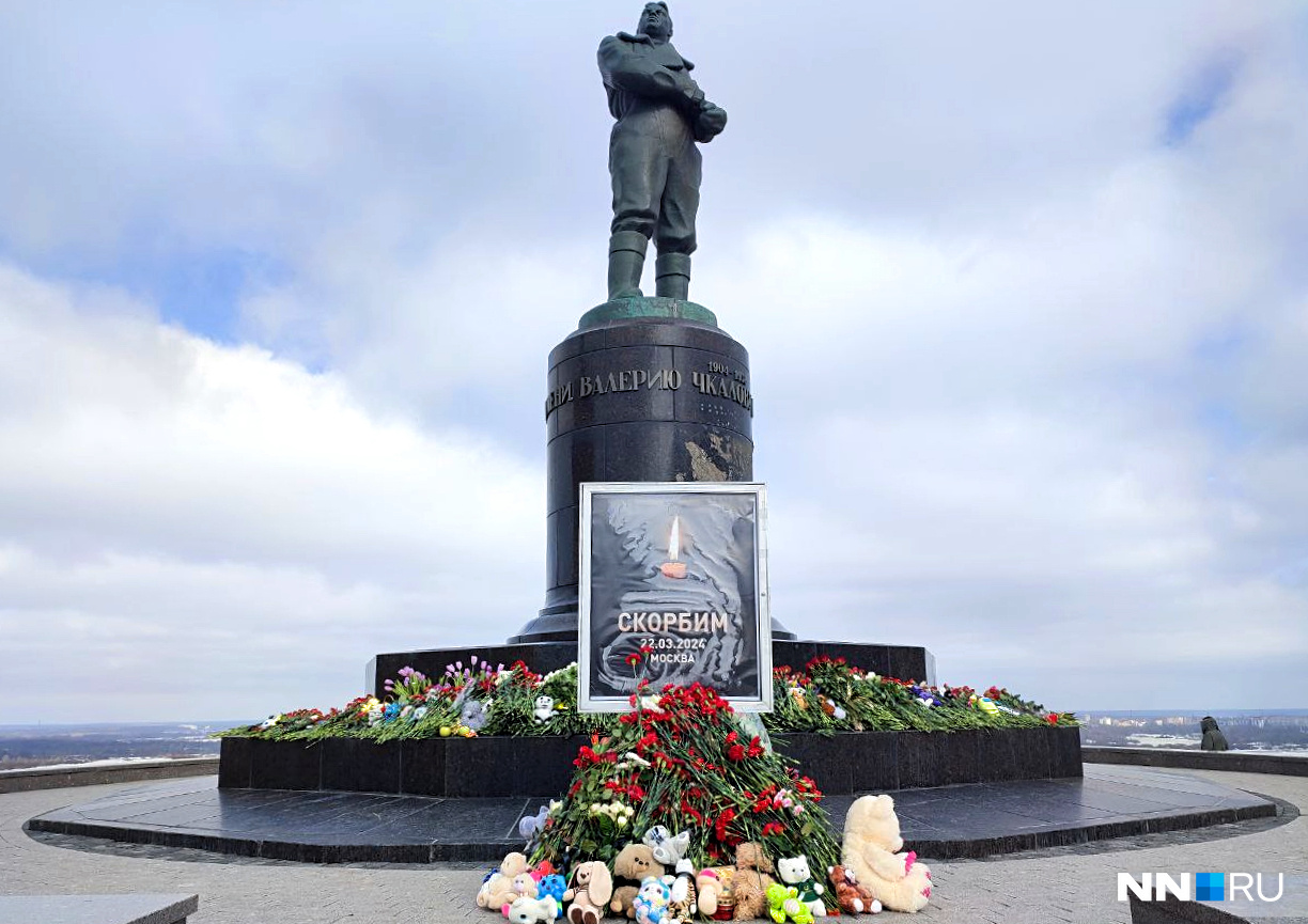 Нижегородцы продолжают приносить цветы к стихийному мемориалу после теракта в Москве