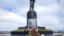 Нижегородцы продолжают приносить цветы к стихийному мемориалу после теракта в Москве