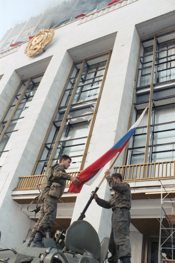 Военнослужащие с российским флагом возле Дома Советов