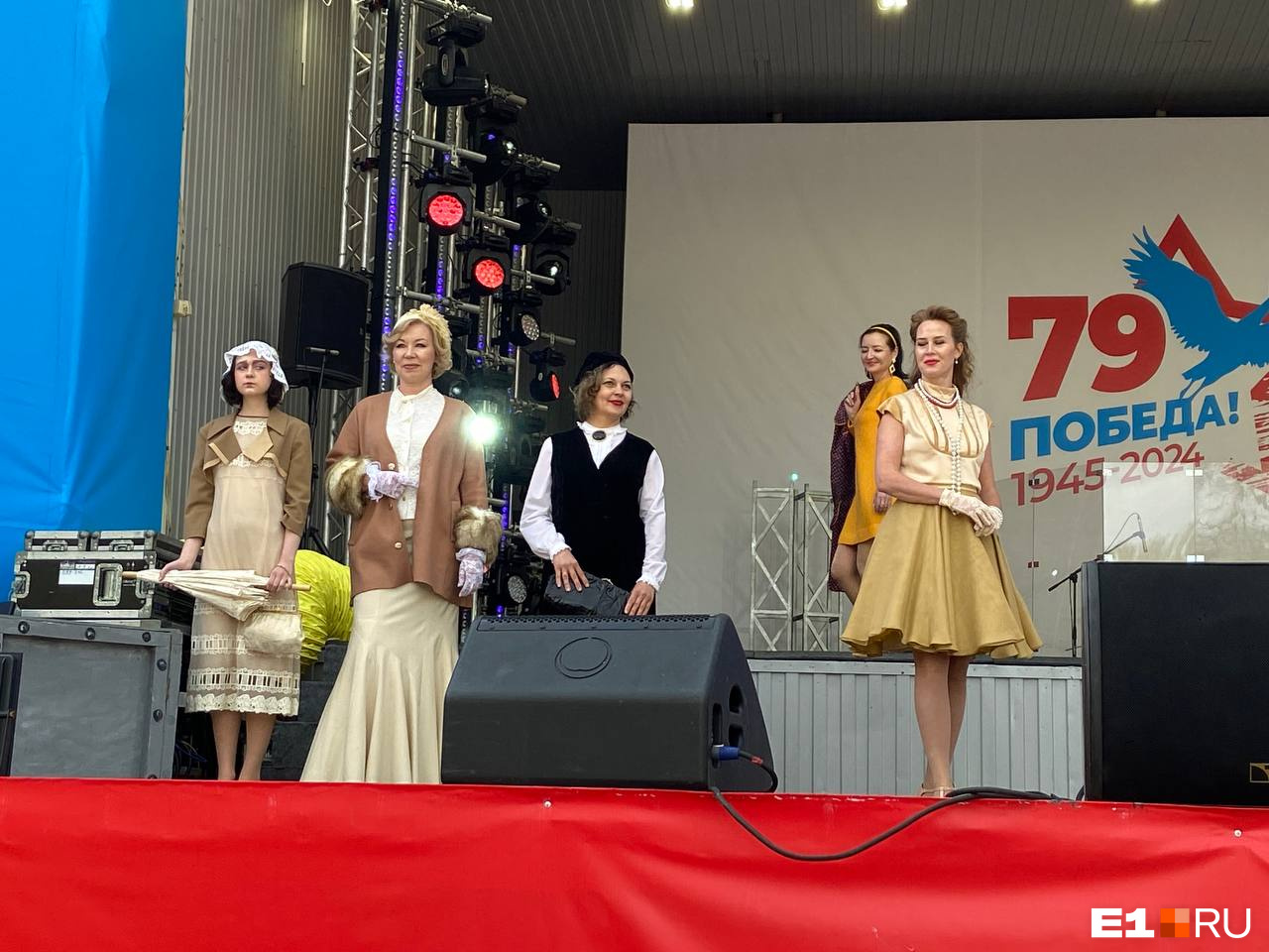 Клава Кока спела «Катюшу», а Юлия Михалкова рассказала про бабушку: онлайн про День Победы