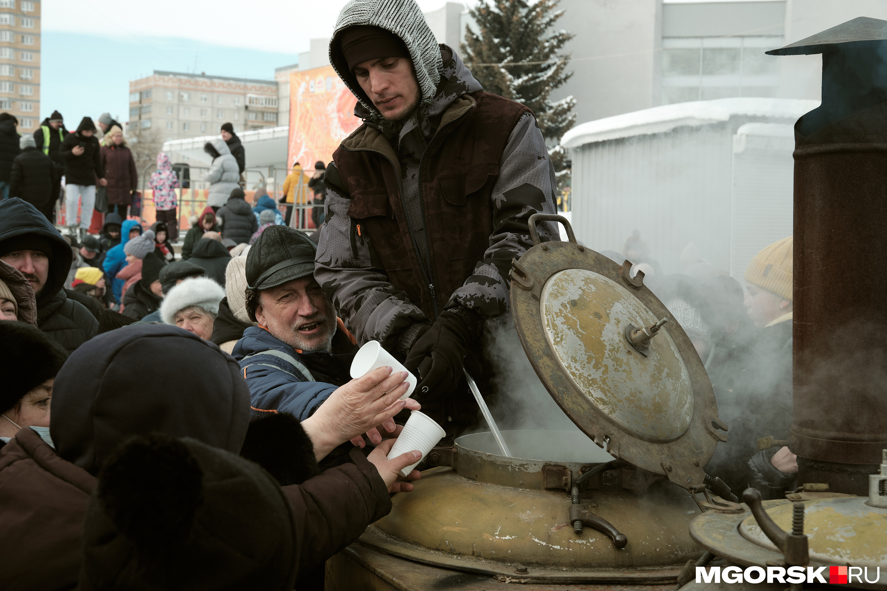 Но особый интерес вызывал бесплатный чай — за ним выстраивались очереди Но особый интерес вызывал бесплатный чай — за ним выстраивались очереди