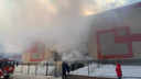 В Новосибирске детей вывели на улицу из школы в тихом центре — над ней поднялся столб дыма