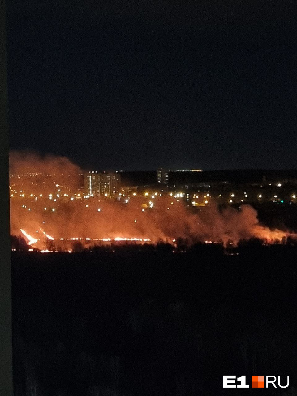 «Что-то жестко горит». В Екатеринбурге вспыхнул мощный пожар: видео