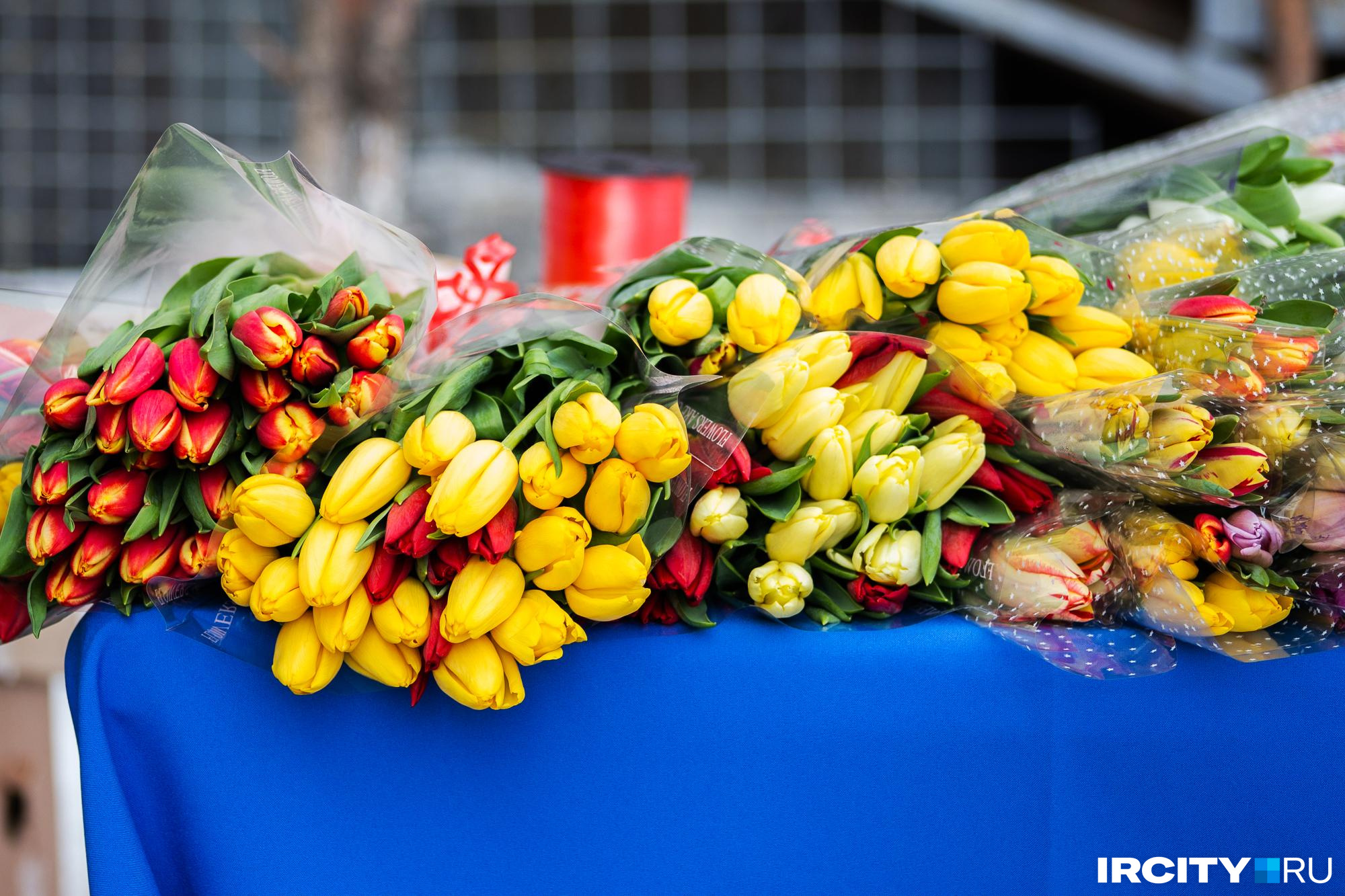 Где цветы? В трех городах не дождались полутора тонн тюльпанов и роз: воры увезли их в Екатеринбург