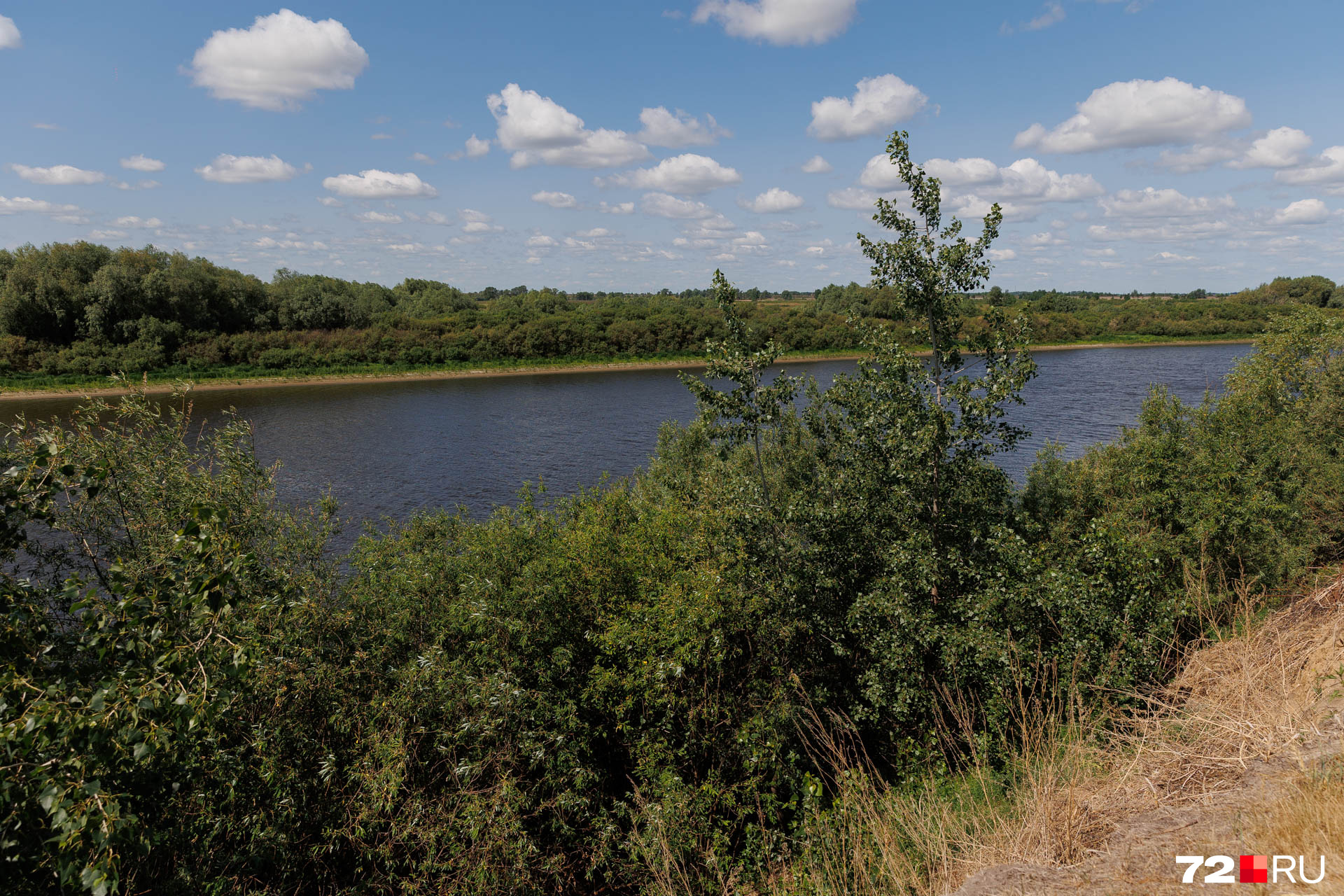 Село строилось вдоль берега реки. Сегодня к воде можно прийти просто полюбоваться. Берег, кстати, очень высокий и резко обрывается — подходить нужно аккуратно Село строилось вдоль берега реки. Сегодня к воде можно прийти просто полюбоваться. Берег, кстати, очень высокий и резко обрывается — подходить нужно аккуратно