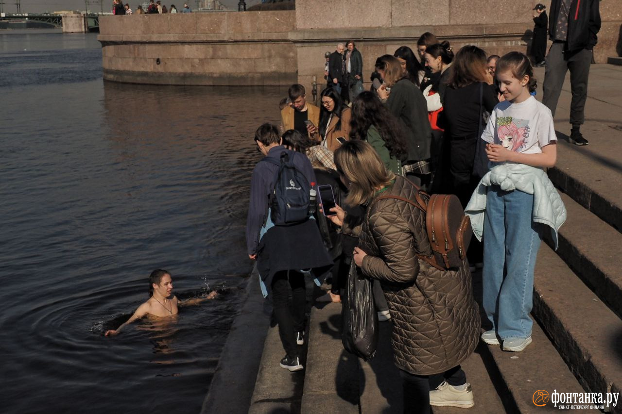 Фото: Прохожие ныряли в Неву за айфоном на Адмиралтейской набережной в  Петербурге - 9 апреля 2024 - ФОНТАНКА.ру