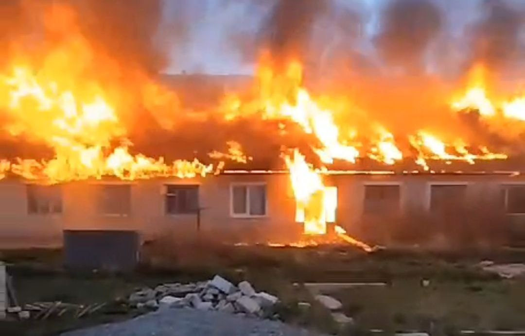 Тушили 13 человек и 5 автоцистерн. В Алтайском крае сняли на видео горящее общежитие