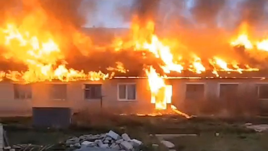 Тушили 13 человек и 5 автоцистерн. В Алтайском крае сняли на видео горящее общежитие