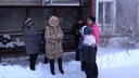 Жители Тихого поселка в Новосибирске вторую зиму живут с остановкой, куда не приезжают автобусы, — они пожаловались Путину