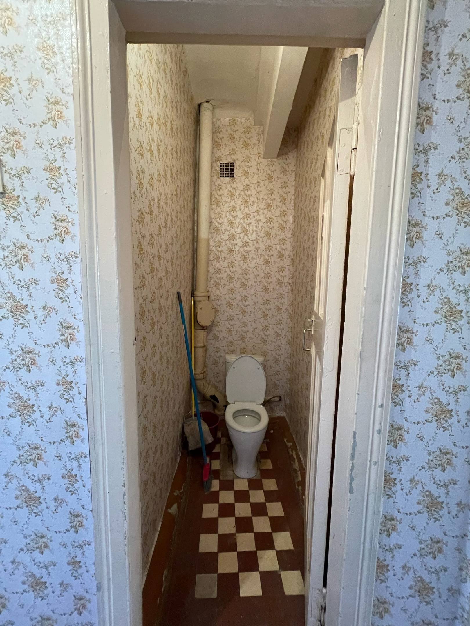 Туалет, как и всё остальное, был в советском стиле