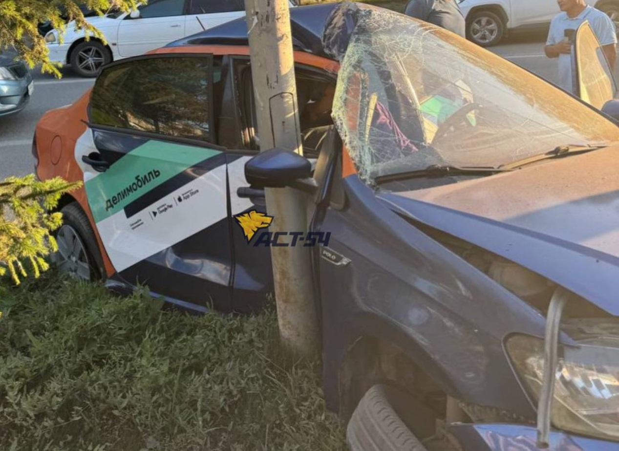 «Размотался на столбе»: каршеринговый автомобиль попал в ДТП в Бердске
