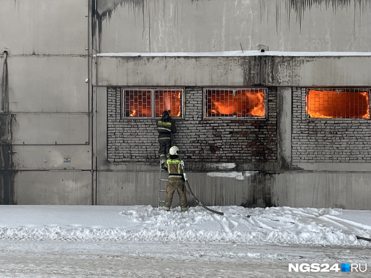 Поначалу пожарные лили воду через окна здания