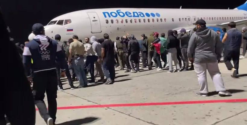 Рейсы из Москвы в Махачкалу перенаправляют в другие города. Что происходит в аэропортах после бунта в Дагестане: онлайн-репортаж