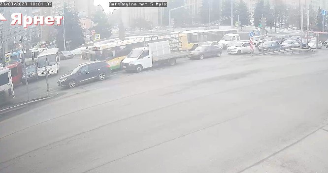 Из-за аварии скопилась пробка в сторону центра Из-за аварии скопилась пробка в сторону центра