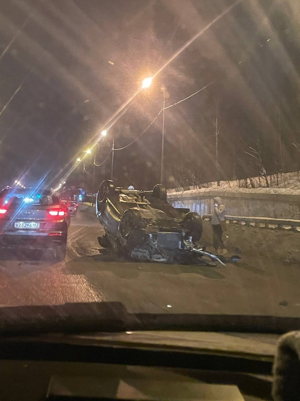 Серьезная пробка образовалась на выезде из Петербурга в сторону Всеволожска.  Перевернулся автомобиль | 16.12.2023 | Санкт-Петербург - БезФормата