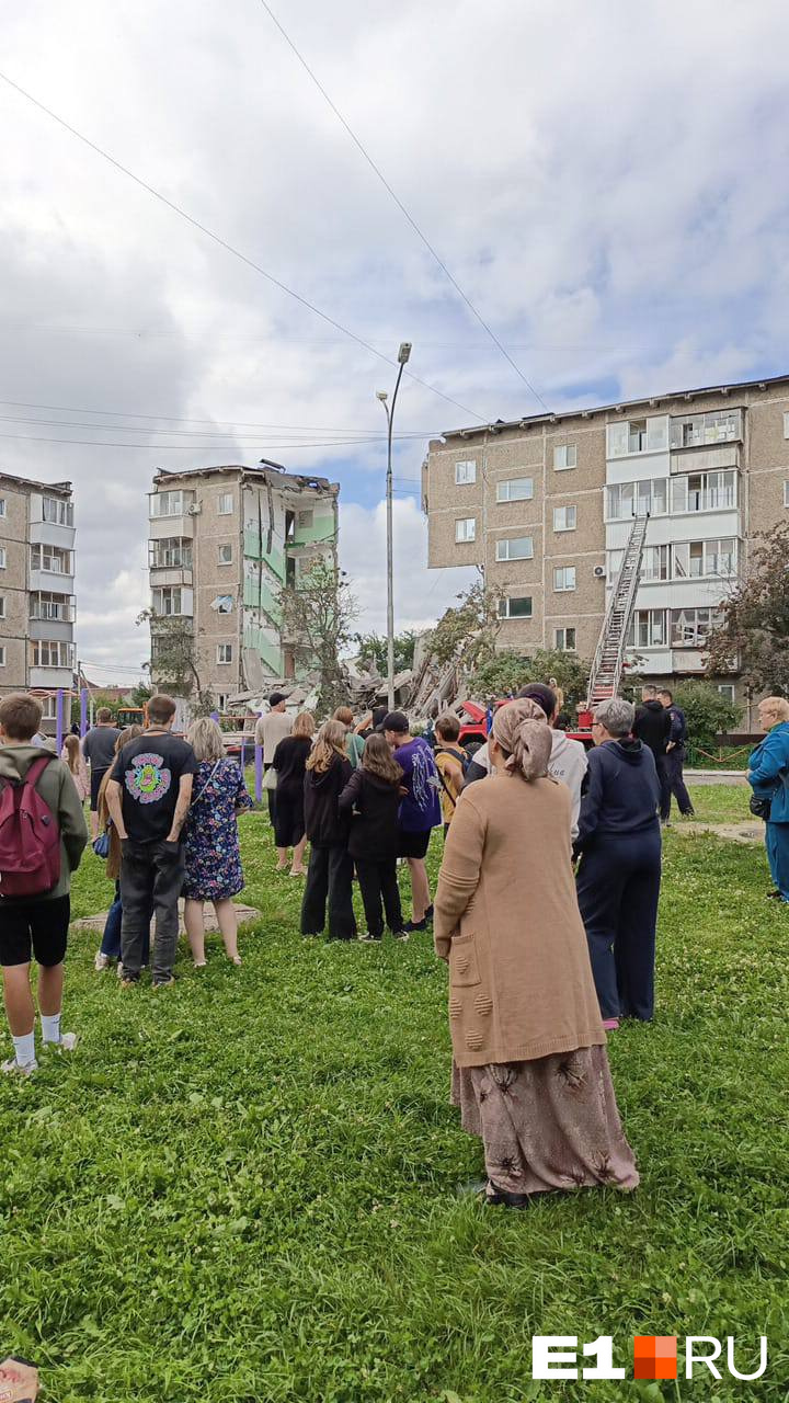 Жильцы этого и соседних домов собрались во дворе