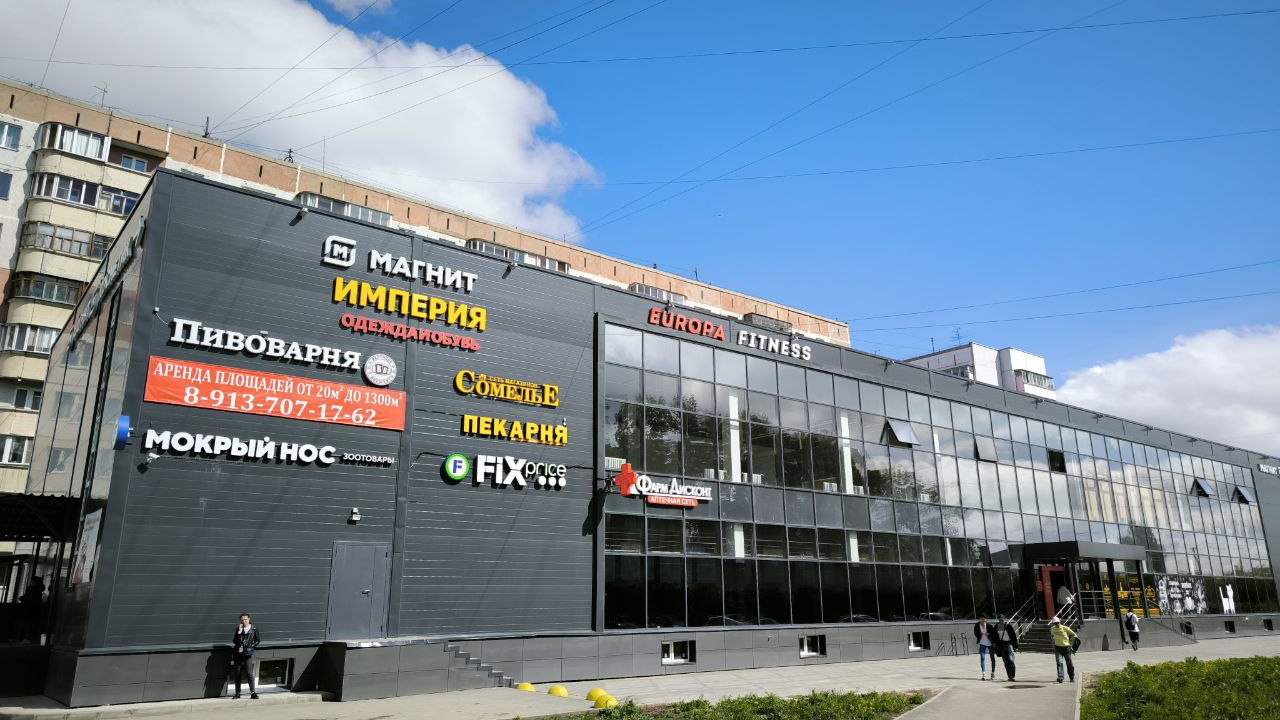 Спорт на бумаге: в Новосибирске построили огромный фитнес-центр — в нем работает 15 магазинов, но нет ни одного тренажера